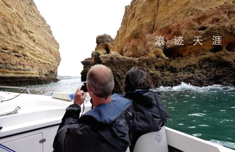海南三亚因搁浅被救助的短肢领航鲸开始尝试到户外水域活动